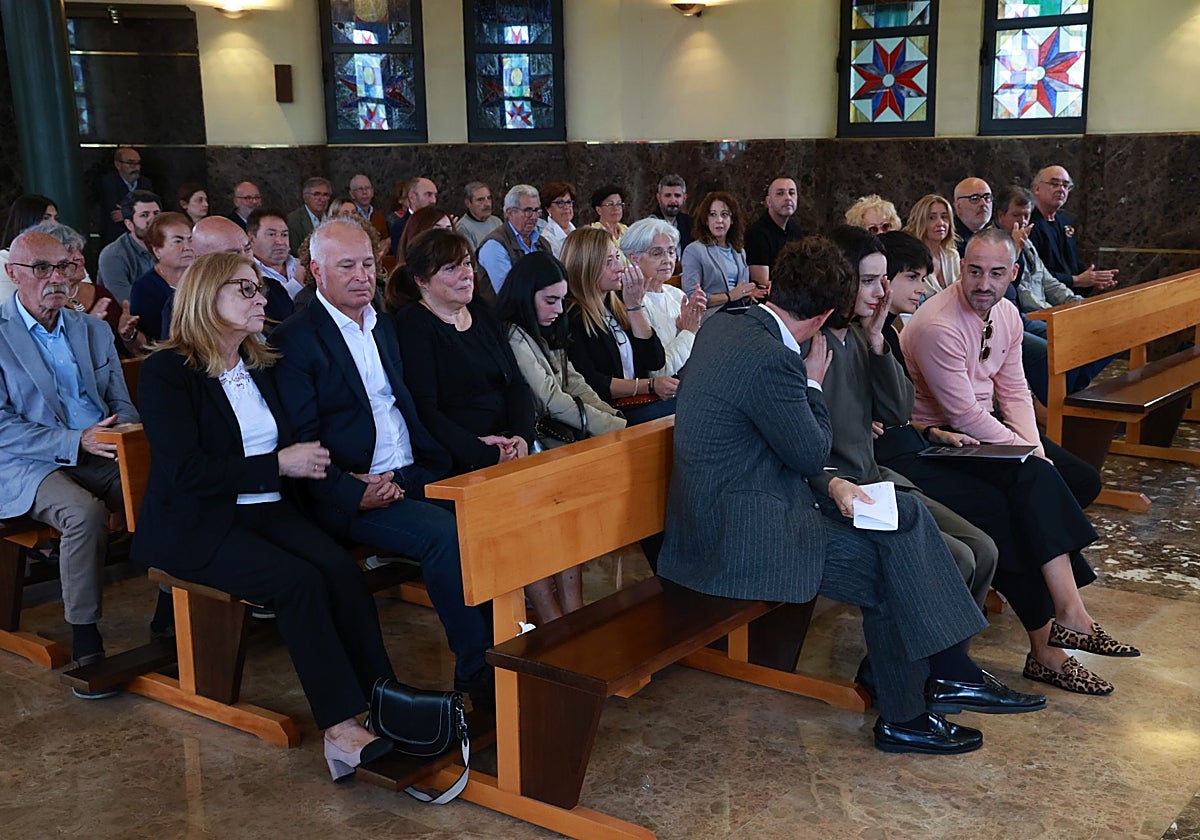 Personas presentes en el acto de homenaje a Alfonso Toribio, en el primer banco sus hijas Carmen y Julieta Toribio Villaverde.