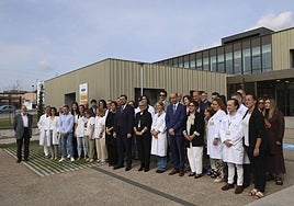 Foto de familia de todos los asistentes a la inauguración del consultorio de Nuevo Roces.