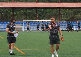 Geni da indicaciones durante un entrenamiento.