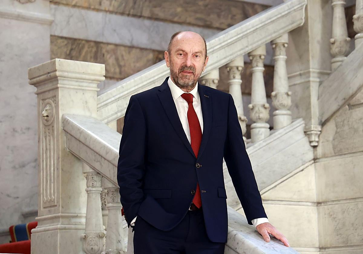 El presidente de la Junta General del Principado de Asturias, Juan Cofiño, posa para EL COMERCIO.