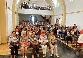 Asistentes a la misa para despedir a Fueyo.