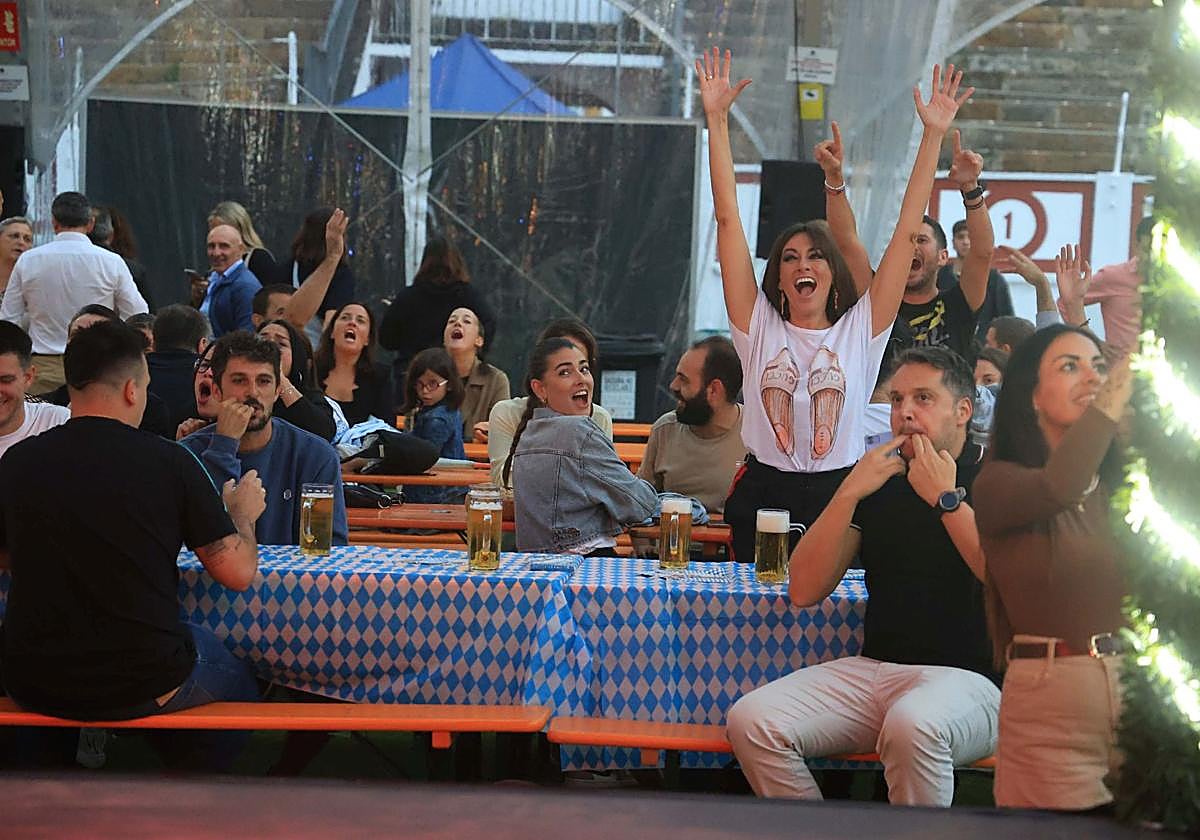 Cerveza, comida y mucha fiesta en el Oktoberfest de Gijón