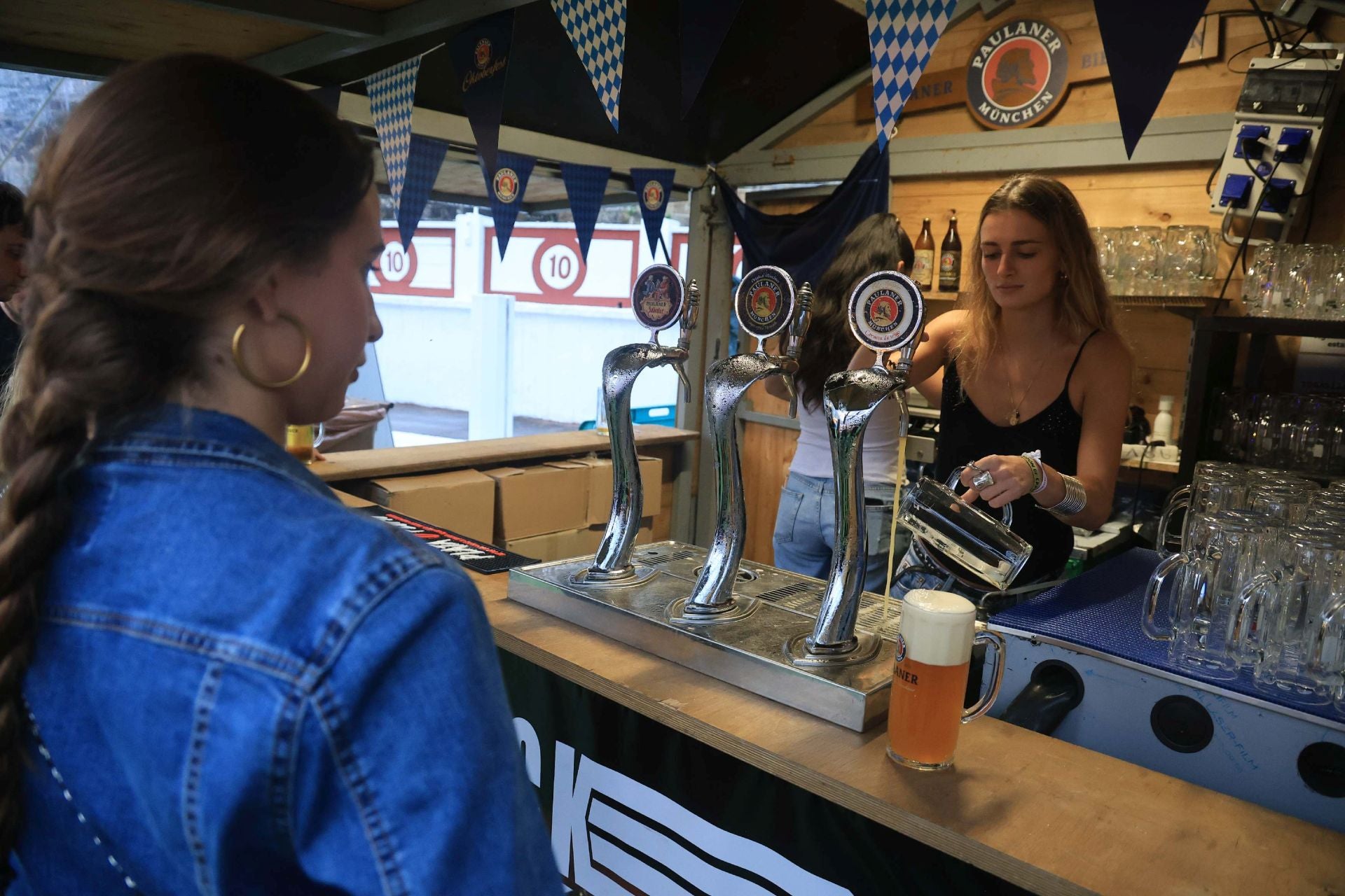 Cerveza, comida y mucha fiesta en el Oktoberfest de Gijón