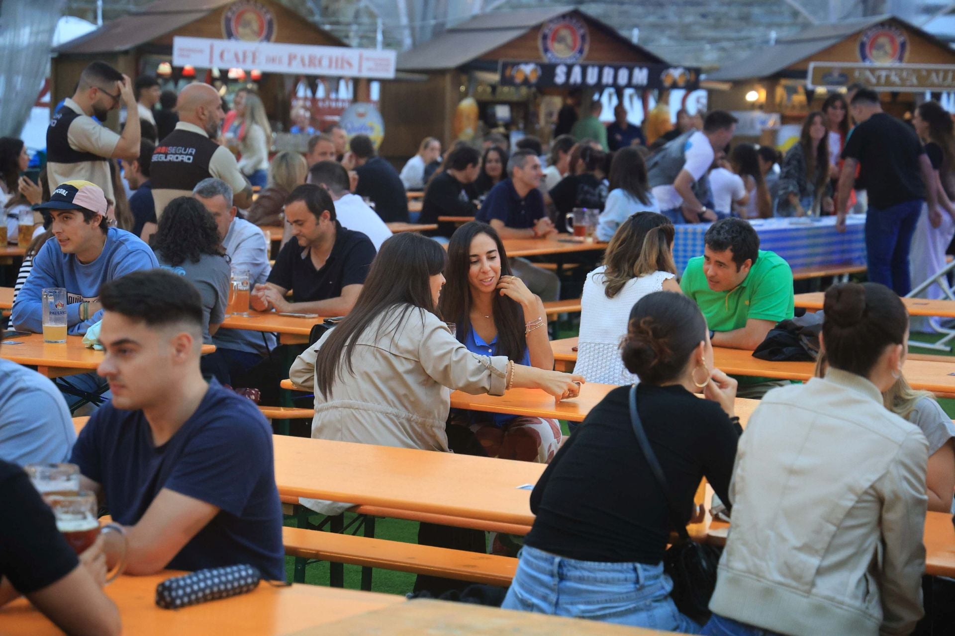 Cerveza, comida y mucha fiesta en el Oktoberfest de Gijón