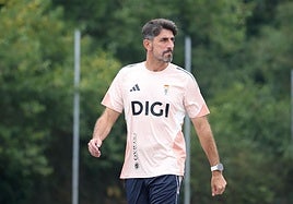 Veljko Paunovic, en un entrenamiento del Real Oviedo.