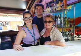 Saray Alonso, Pelayo Herrero y Carmen Fernández, en su caseta mateína del paseo del Bombé.