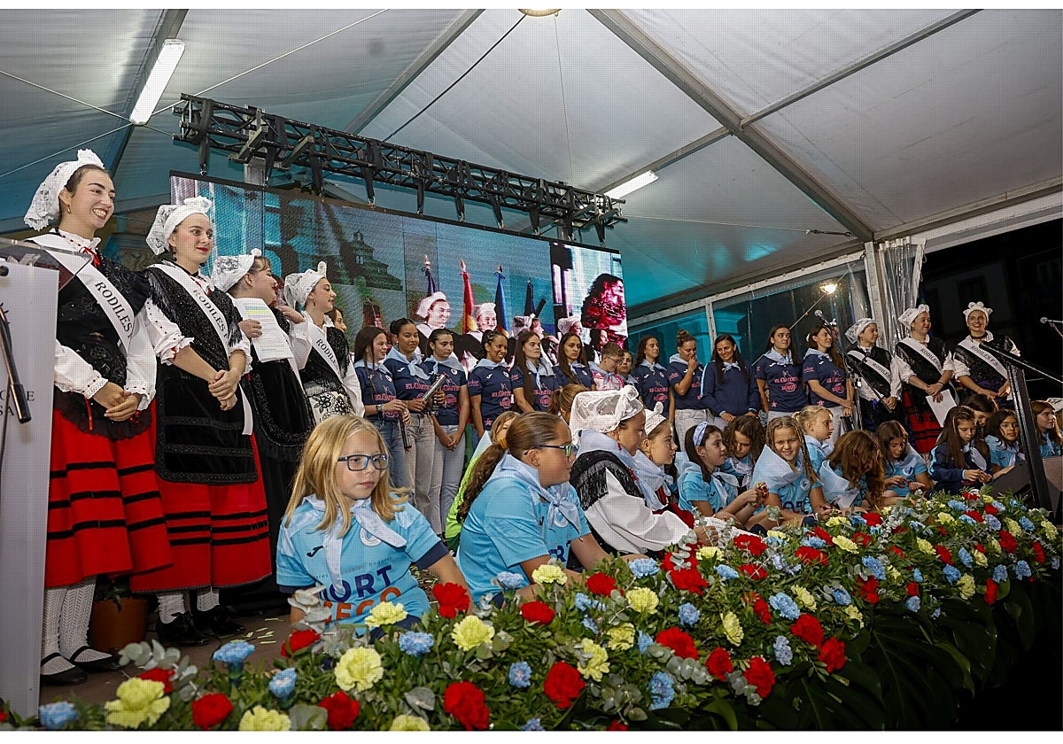 Foto de familia tras la lectura del pregón.