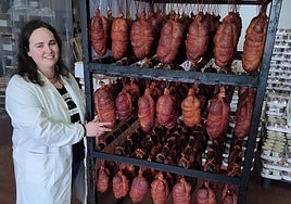 Elena Gómez, rodeada de choscos.