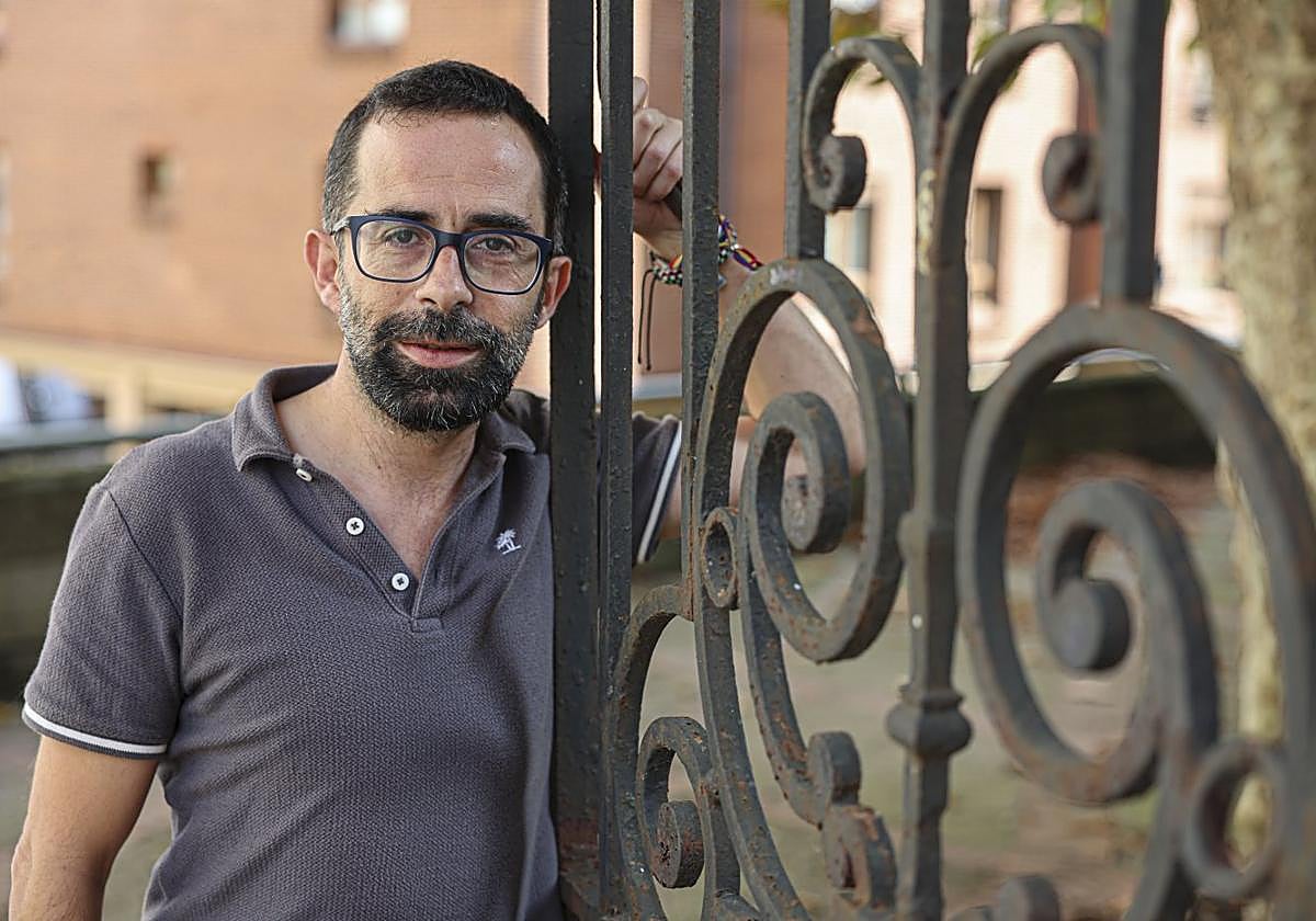 El portavoz de Podemos Avilés, David García, posa en Cabruñana junto a la sede local del partido.