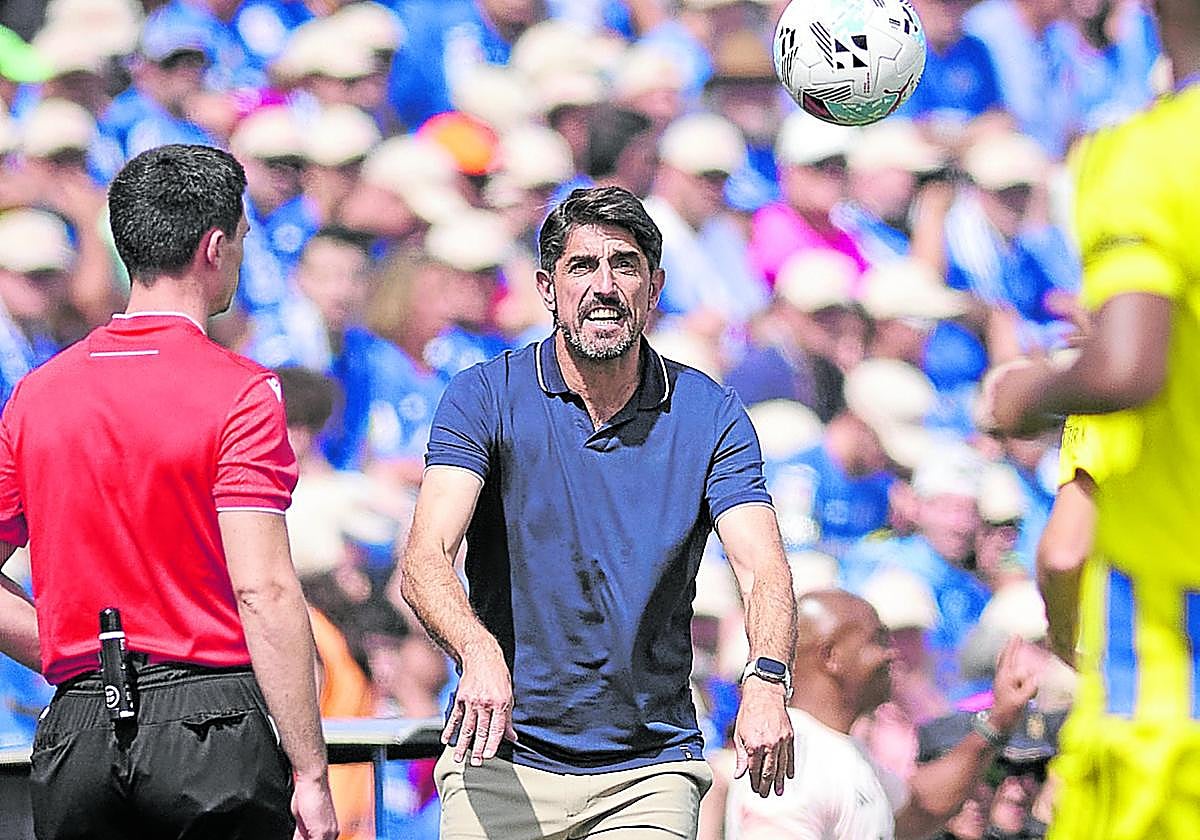 Paunovic, técnico del Oviedo, en un momento del encuentro disputado ayer por su equipo.