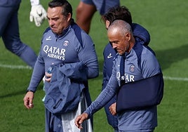 Luis Enrique, con cabestrillo por su accidente, junto a Joaquín Valdés.