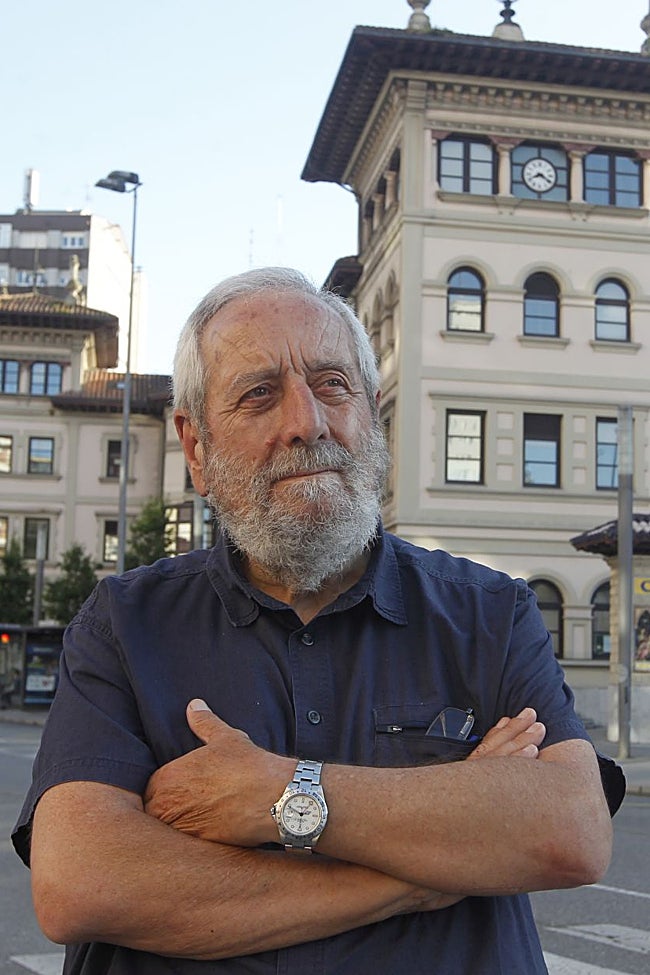 Canal, frente a la Gota de Leche, donde nació.