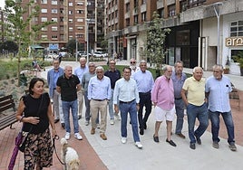 Olvido González, Ángel Junquera, Rafael Couto, Julio Maese, Floro, José Javier Rodríguez Medina, Ángel M. González, Marcelino Laruelo, Luis Mitre, Armando Rodríguez y sus hermanos Rubén, Manolo y Luis Miguel, en los nuevos Jardines del periodista José Antonio Rodríguez Canal.
