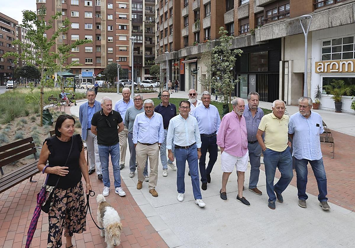 Olvido González, Ángel Junquera, Rafael Couto, Julio Maese, Floro, José Javier Rodríguez Medina, Ángel M. González, Marcelino Laruelo, Luis Mitre, Armando Rodríguez y sus hermanos Rubén, Manolo y Luis Miguel, en los nuevos Jardines del periodista José Antonio Rodríguez Canal.