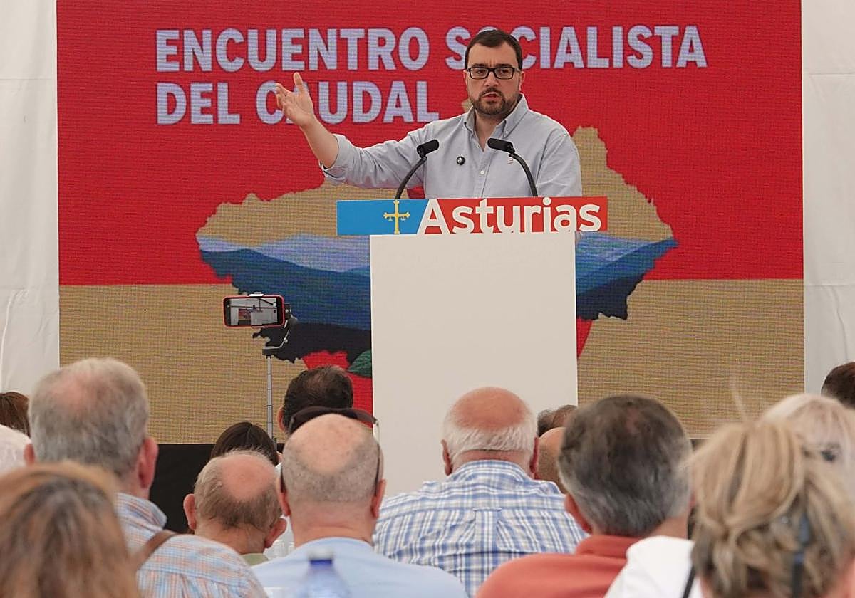 Adrian Barbón interviene en el acto celebrada en Ribera de Arriba con los socialistas de la comarca del Caudal.