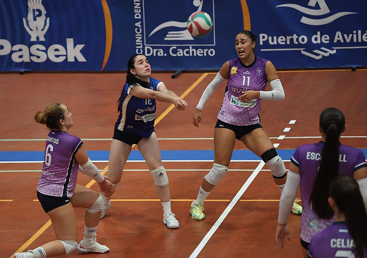 La líbero Vicky levanta un balón, con Yaiza pendiente.