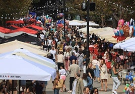 El paseo del Bombé, esta sábado, a la hora del vermú.