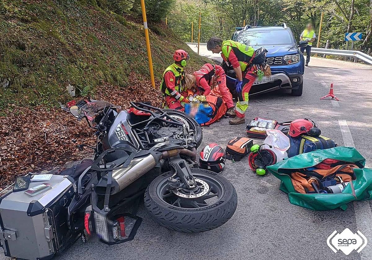 Efectivos del Servicio de Emergencias del Principado de Asturias atienden al herido en el lugar del accidente.