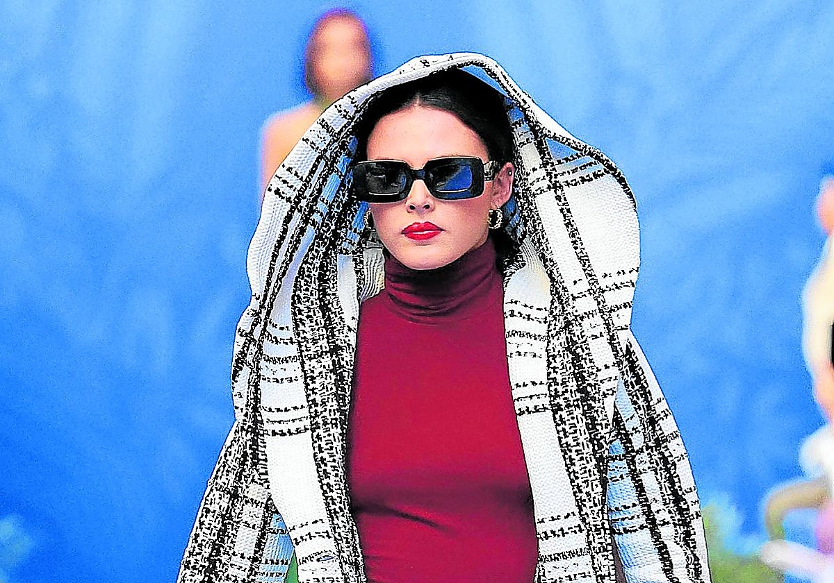 Una modelo durante el desfile en Gil de Jaz.