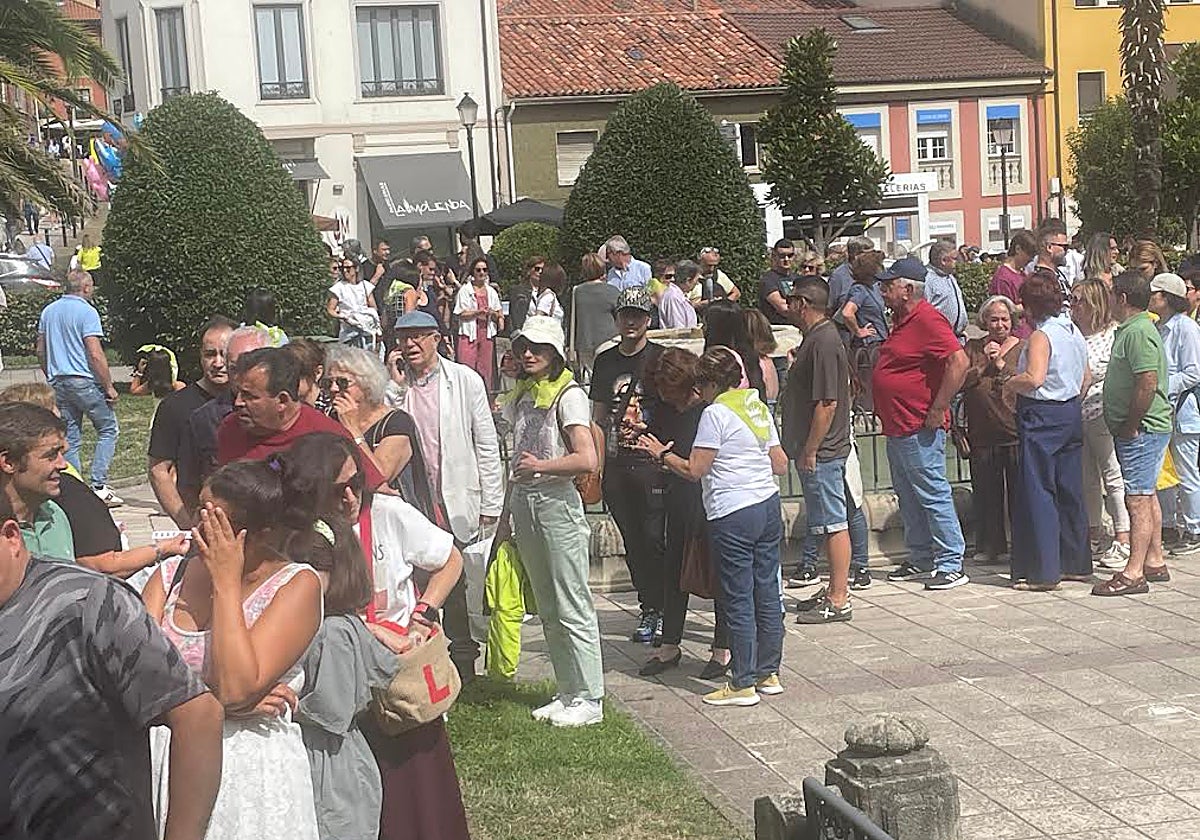 La cola para recoger una de las 2.400 raciones gratuitas de gochu asado