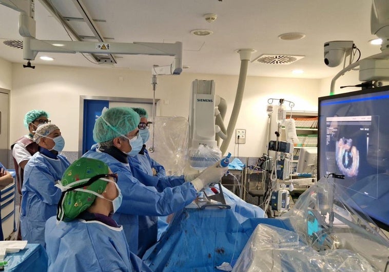 El HUCA, pionero en una operación para reparar dos válvulas cardíacas con los implantes más innovadores