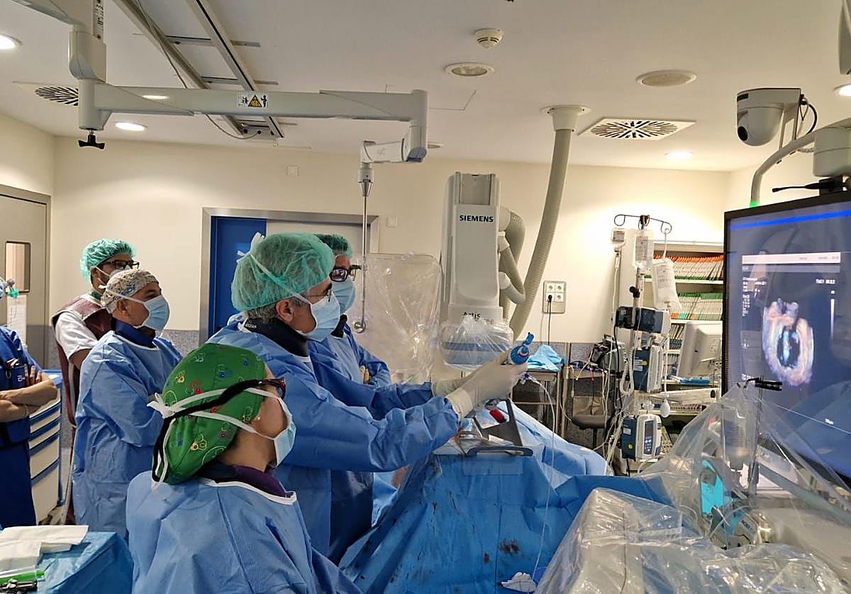 El equipo sanitario del Área de Gestión Clínica del Corazón, durante la operación.