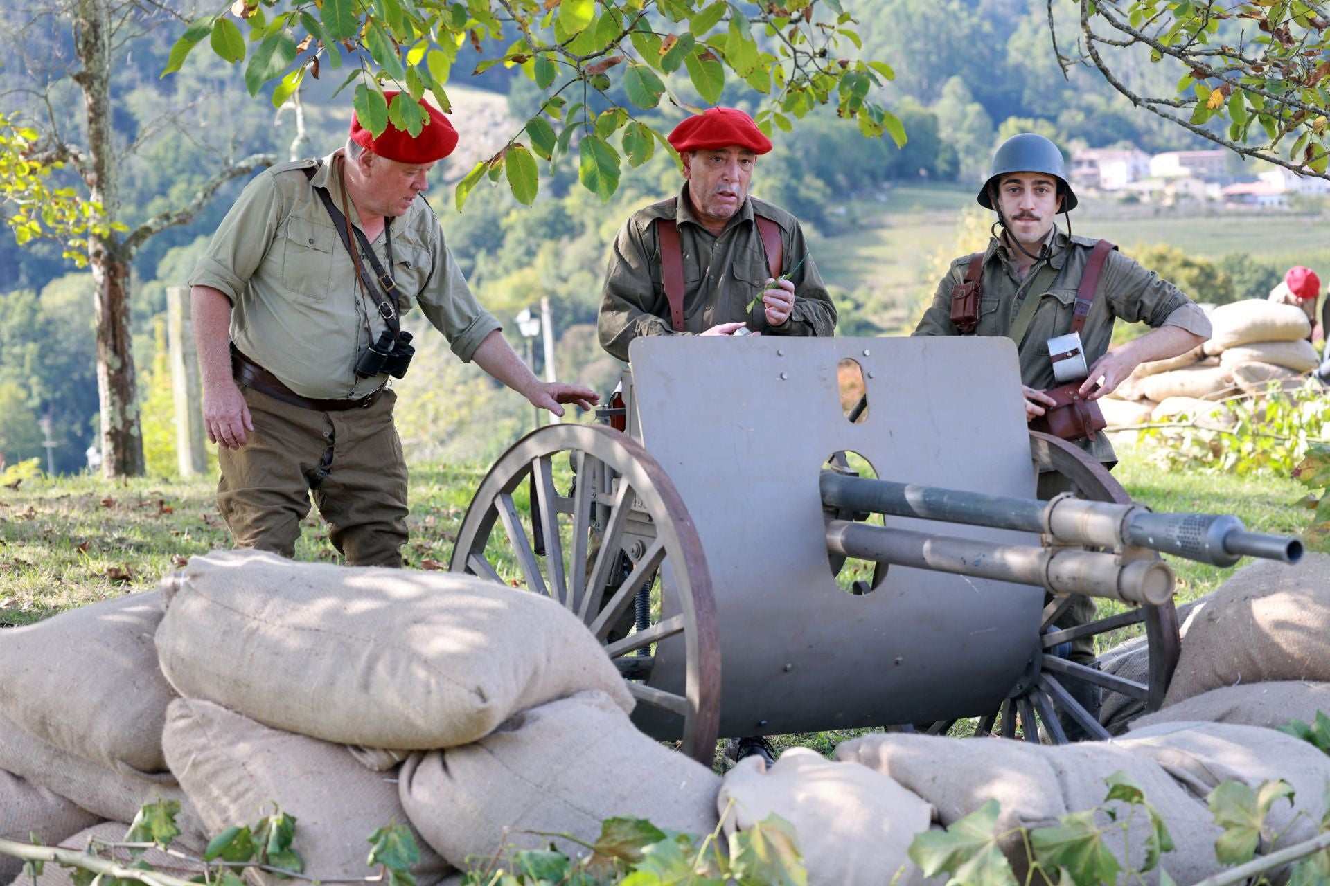 Candamo vuelve a 1936: la recreación histórica de los combates de la Guerra Civil, en fotos