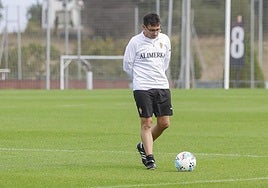 Asier Garitano, durante el entrenamiento del Sporting de Gijón este viernes.
