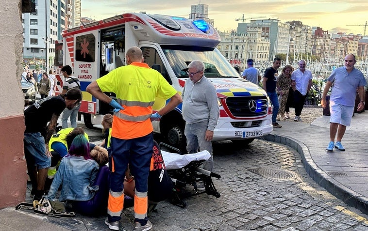 Una mujer se fractura la pierna izquierda en medio de Cimavilla, en Gijón