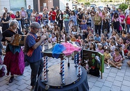 En Moreda, los títeres de Balaidera conquistaron al público infantil.
