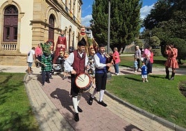 Inicio del desfile de gigantes y cabezudos.