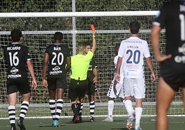 El colegiado le muestra la tarjeta roja a Ricky tras derribar al local Mané cuando encaraba portería.