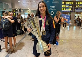 Marta Piquero posa con la copa en el aeropuerto de Barcelona.