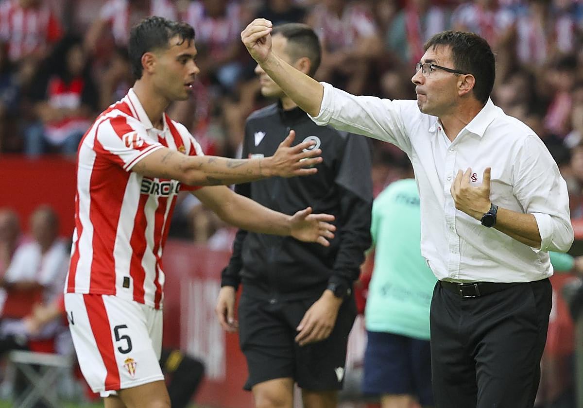 El técnico Asier Garitano da indicaciones a sus hombres, en presencia, a la izquierda, del futbolista Diego Sánchez.