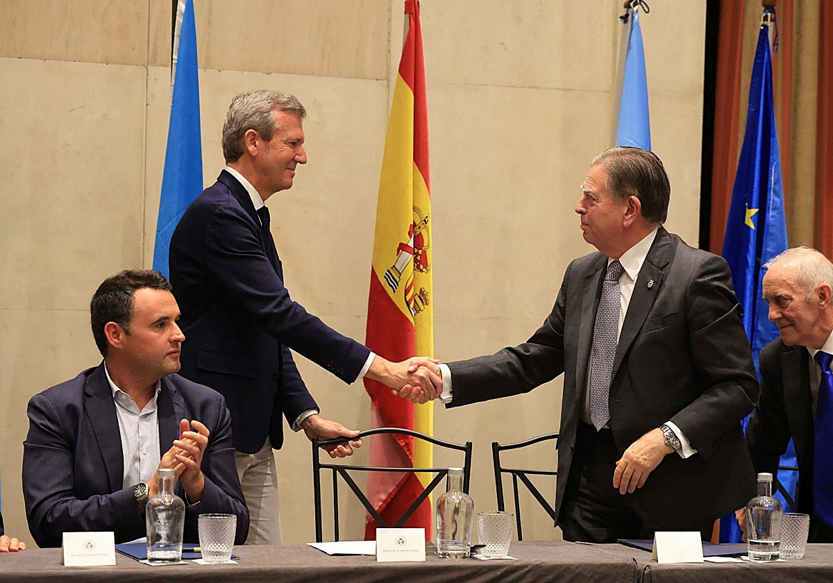 Alfonso Rueda saluda al alcalde de Oviedo, Alfredo Canteli, con el consejero de Hacienda de Asturias, Guillermo Peláez, sentado a la izquierda.