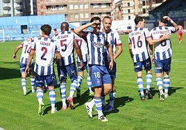 Álvaro Gete celebra el primer gol del Real Avilés en Primera RFEF.