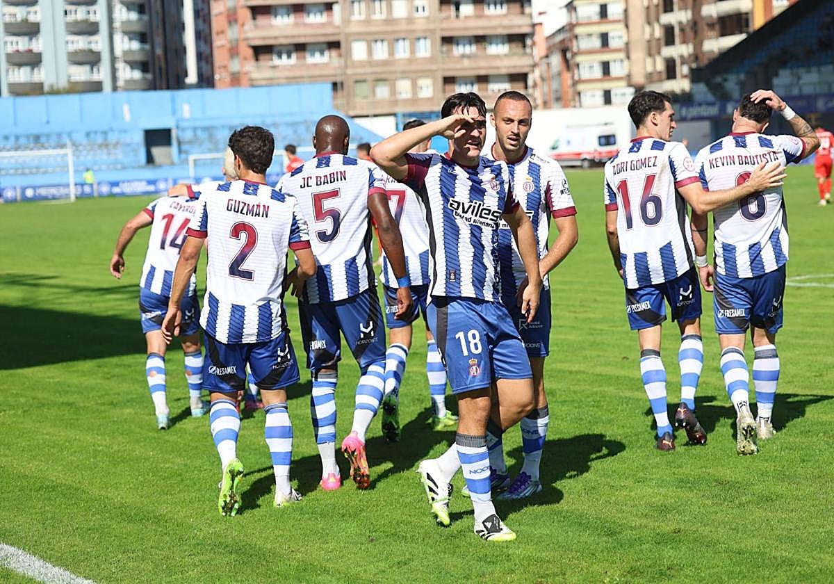 Álvaro Gete celebra el primer gol del Real Avilés en Primera RFEF.