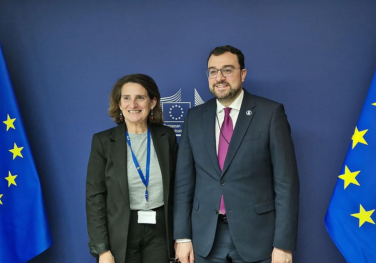 El presidente del Principado, Adrián Barbón, junto a la vicepresidenta de la Comisión Europea para una Transición Limpia, Justa y Competitiva, Teresa Ribera.