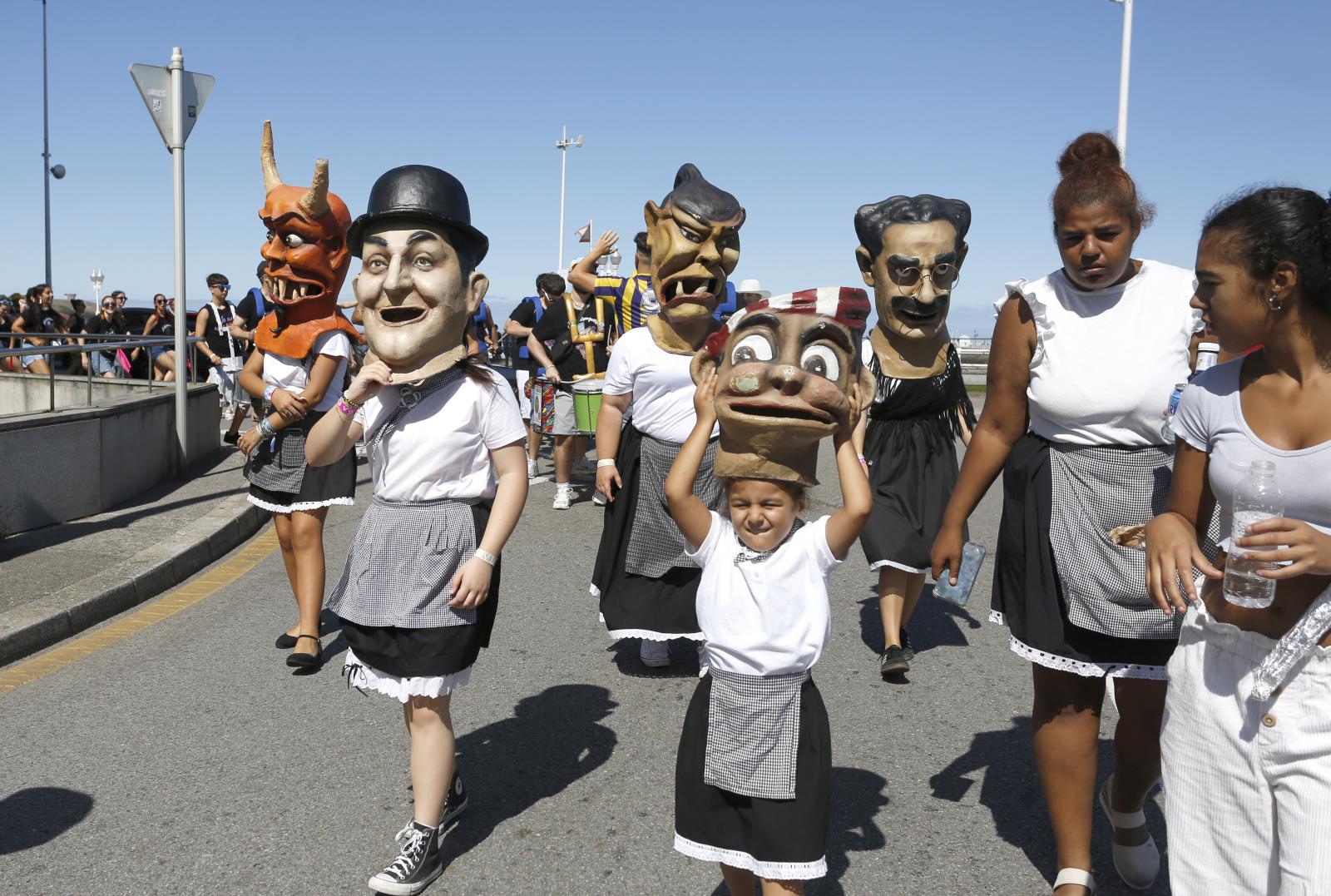 Imagen principal - El barrio de Cimavilla, en Gijón, lleva la fiesta hasta Fleming