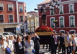 Procesión con la imagen del Cristo en Candás.