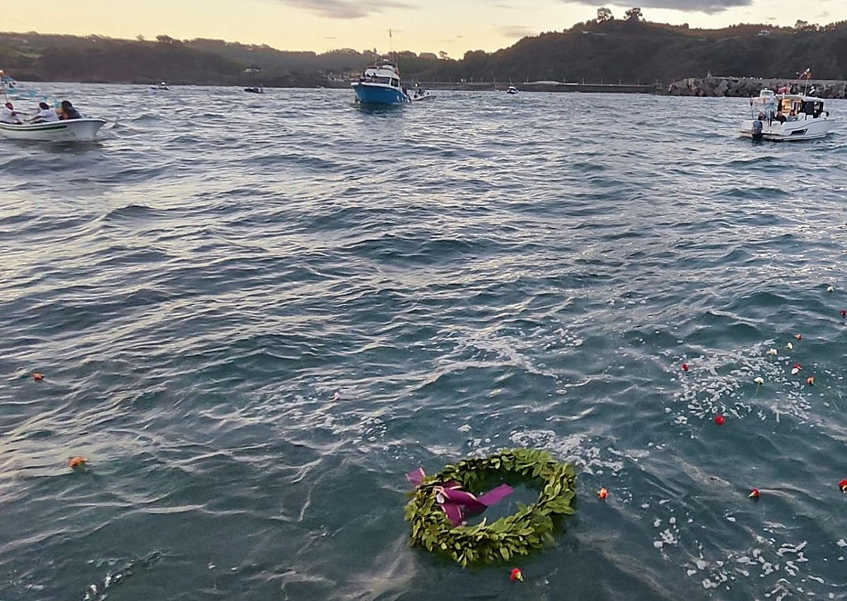 Imagen secundaria 1 - La poeta del Alba en un barco, desde los que se arrojaron coronas a la mar. Y la procesión por las calles de Candás.