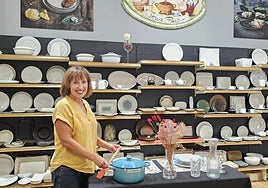 María José de la Roza, en uno de los rincones favoritos de la tienda Jesús Pastor dedicada a la equipación y montaje de establecimientos de hostelería, y particulares, de la calle Cabrales. La empresa nació en 1947 en la calle Cienfuegos y dispone también de almacén en el polígono de Roces.