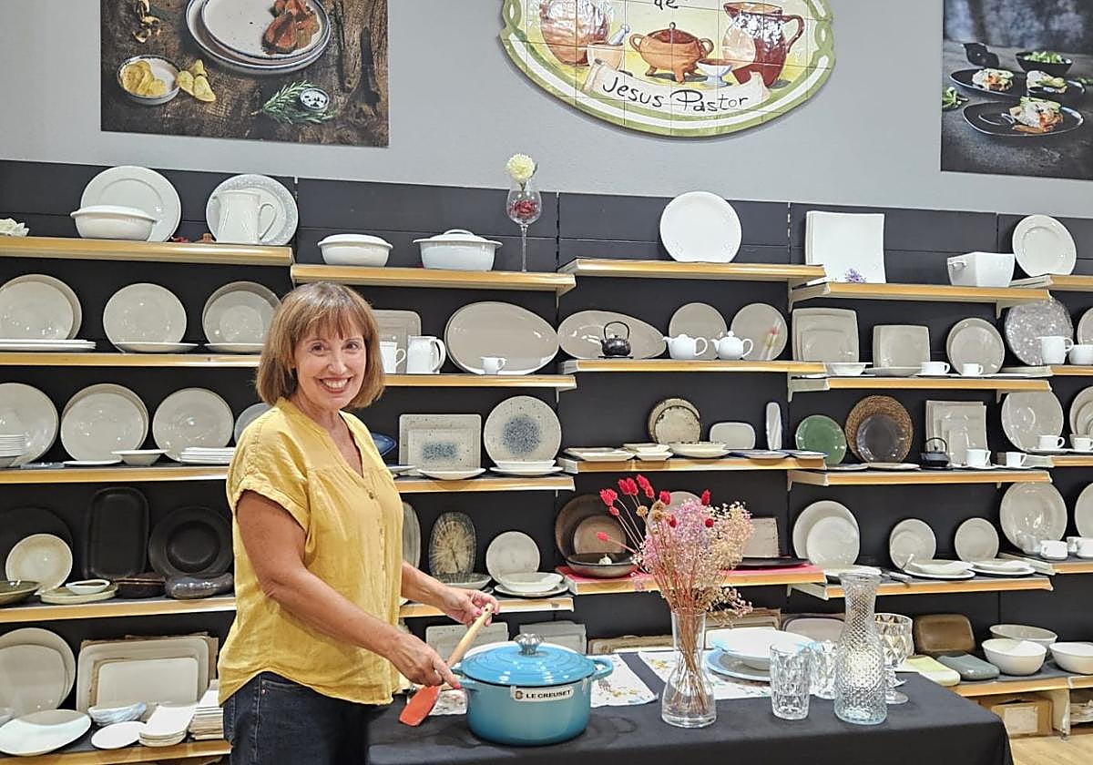María José de la Roza, en uno de los rincones favoritos de la tienda Jesús Pastor dedicada a la equipación y montaje de establecimientos de hostelería, y particulares, de la calle Cabrales. La empresa nació en 1947 en la calle Cienfuegos y dispone también de almacén en el polígono de Roces.