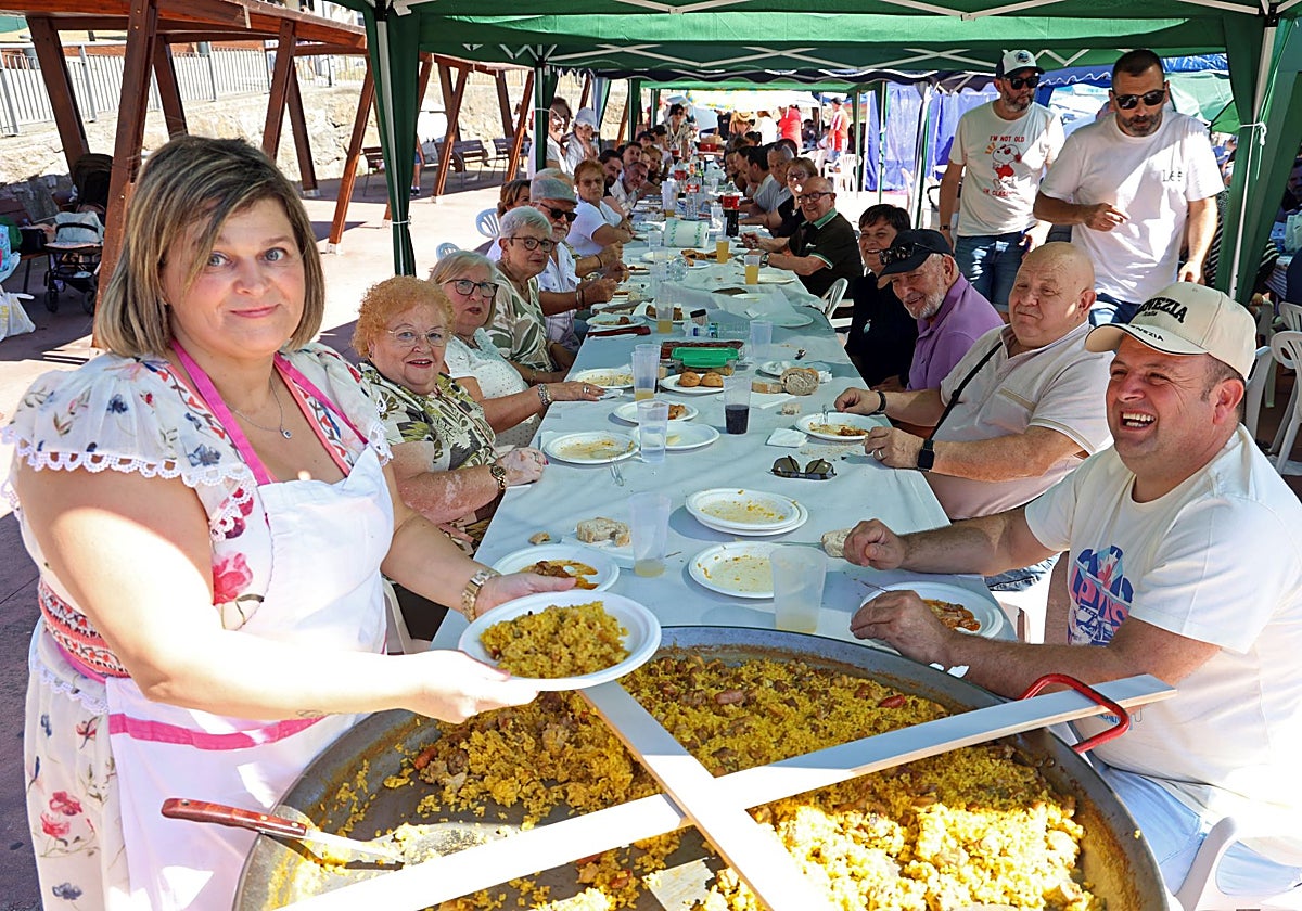 Tatiana González fue la encargada de servir la paella a los familiares y amigos con los que compartió la comida en la calle de Corvera, como otras miles de personas.