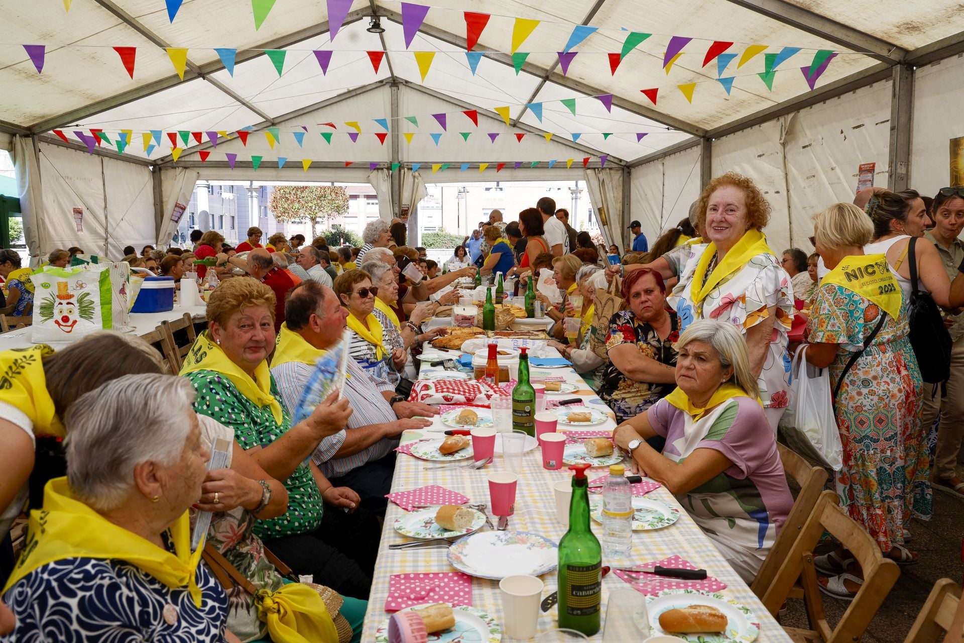 Cientos de gijoneses comen en la calle