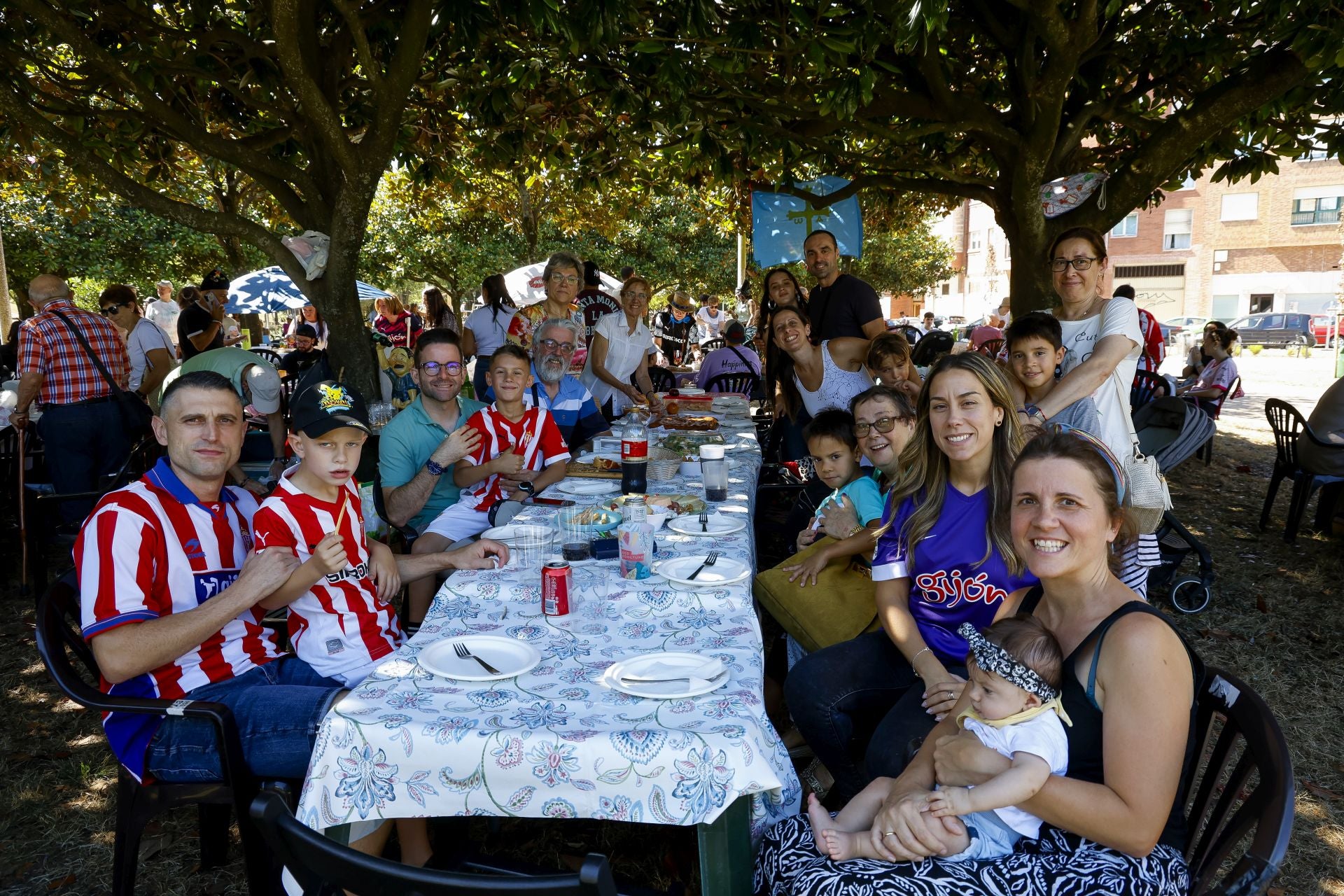 Cientos de gijoneses comen en la calle