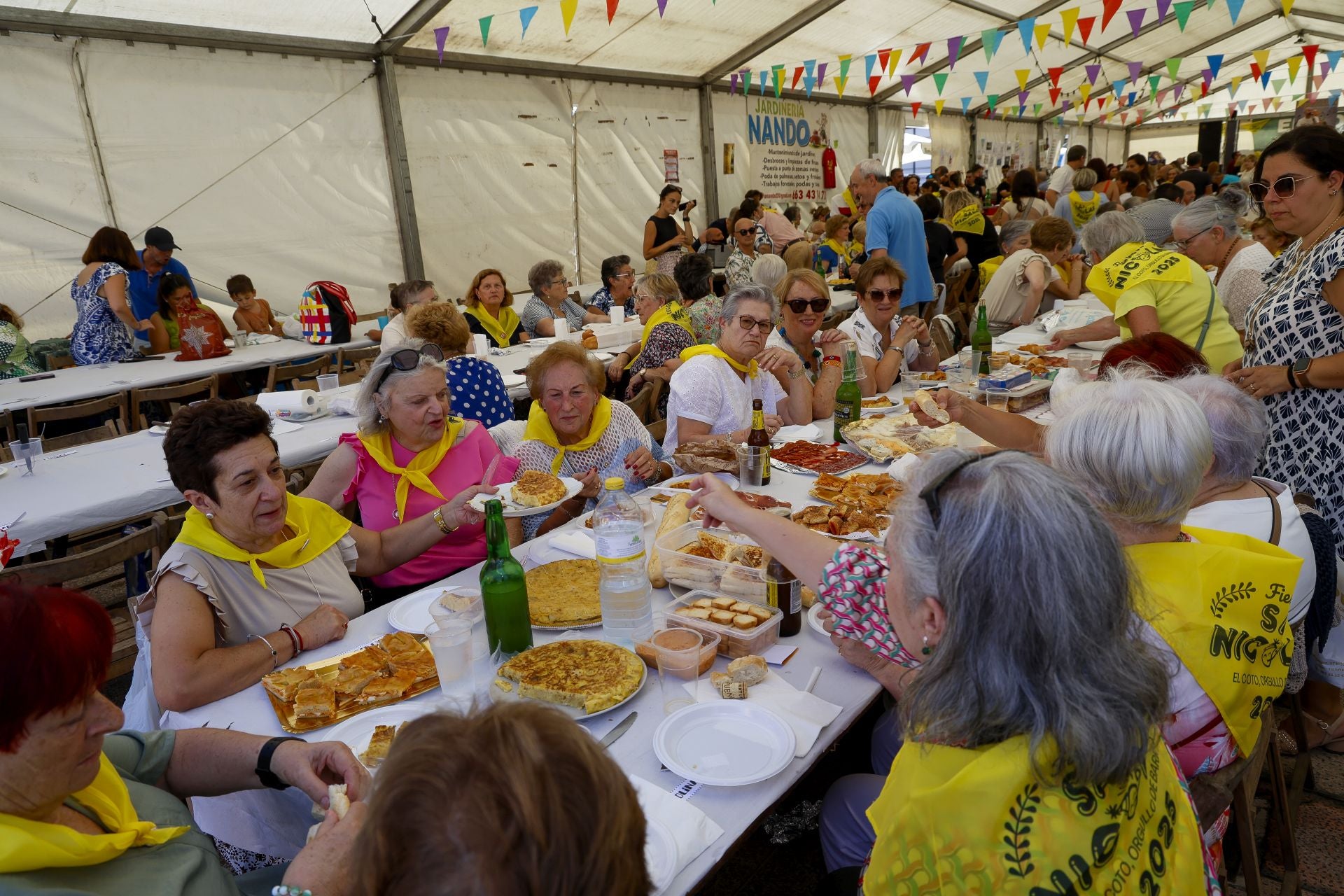 Cientos de gijoneses comen en la calle