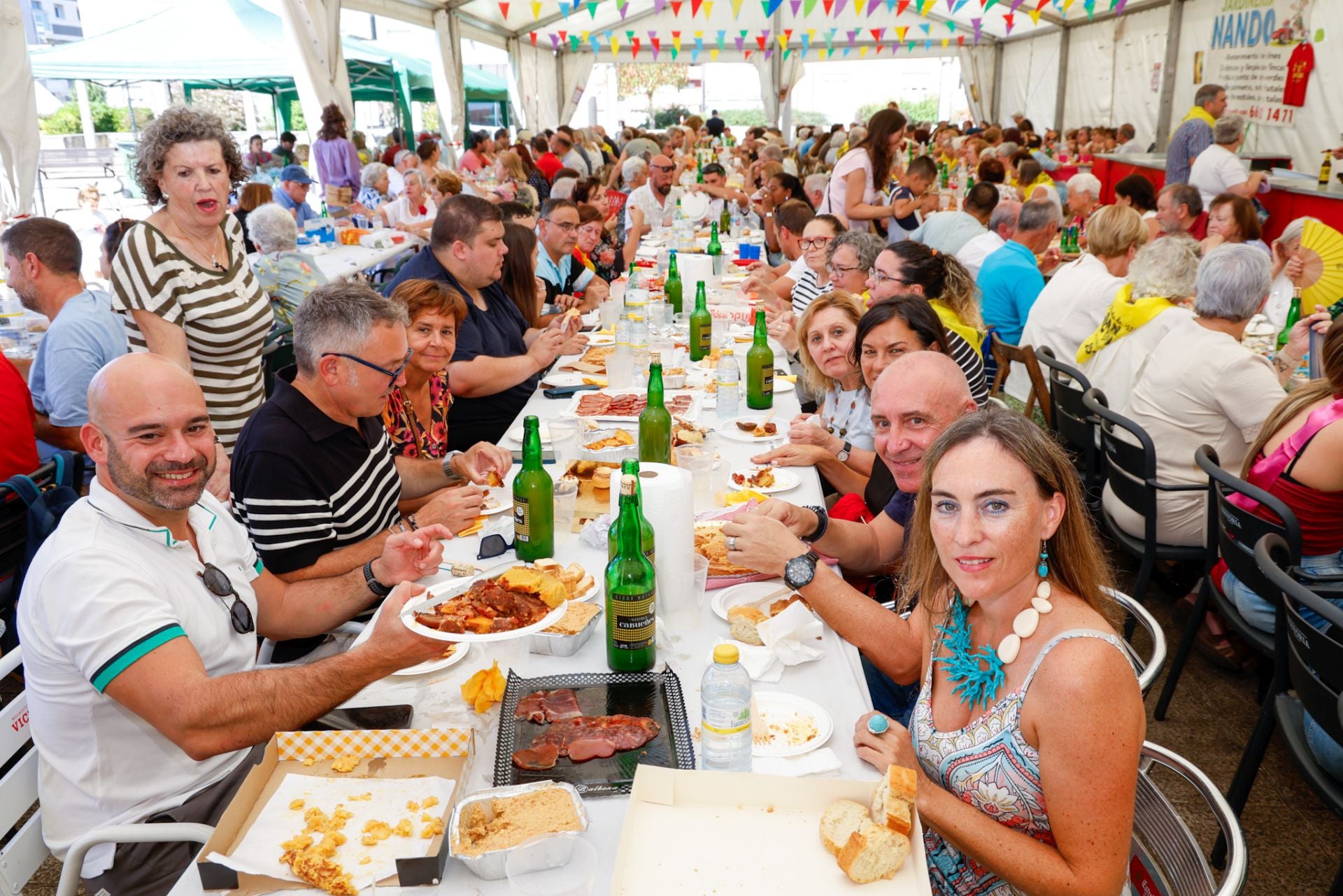 Cientos de gijoneses comen en la calle
