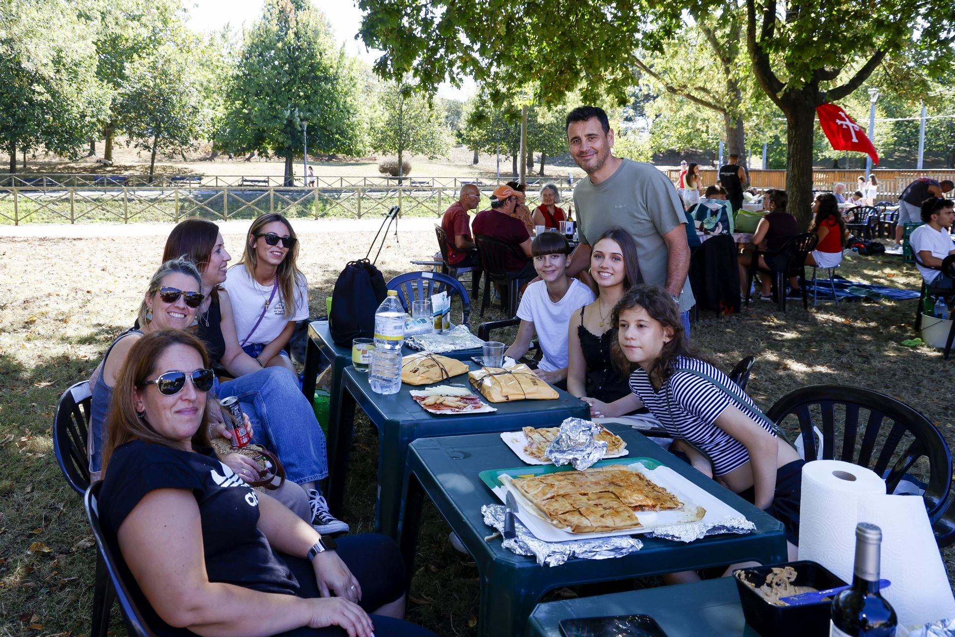 Cientos de gijoneses comen en la calle