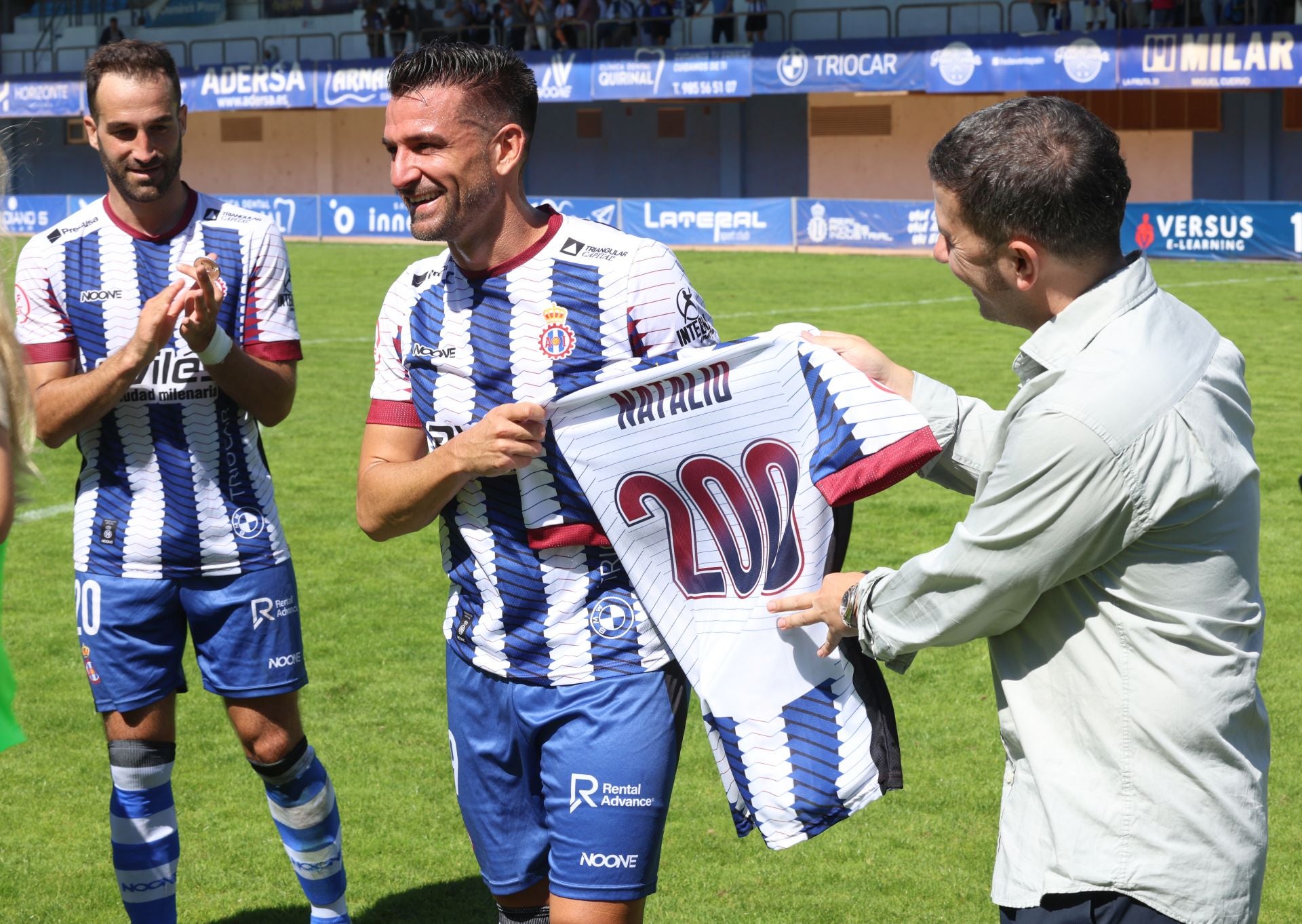 Natalio recibe una camiseta conmemorativa.